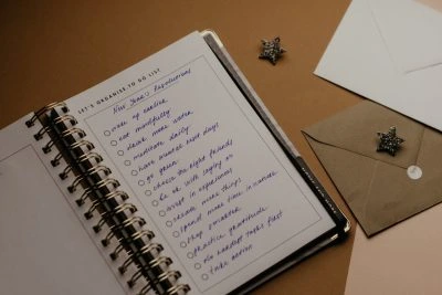 Kép, amely bemutatja, hogyan valósítható meg gyakorlatban az öngondoskodás a krónikus betegek számára, segítve őket a mindennapi életük jobb kezelésében.